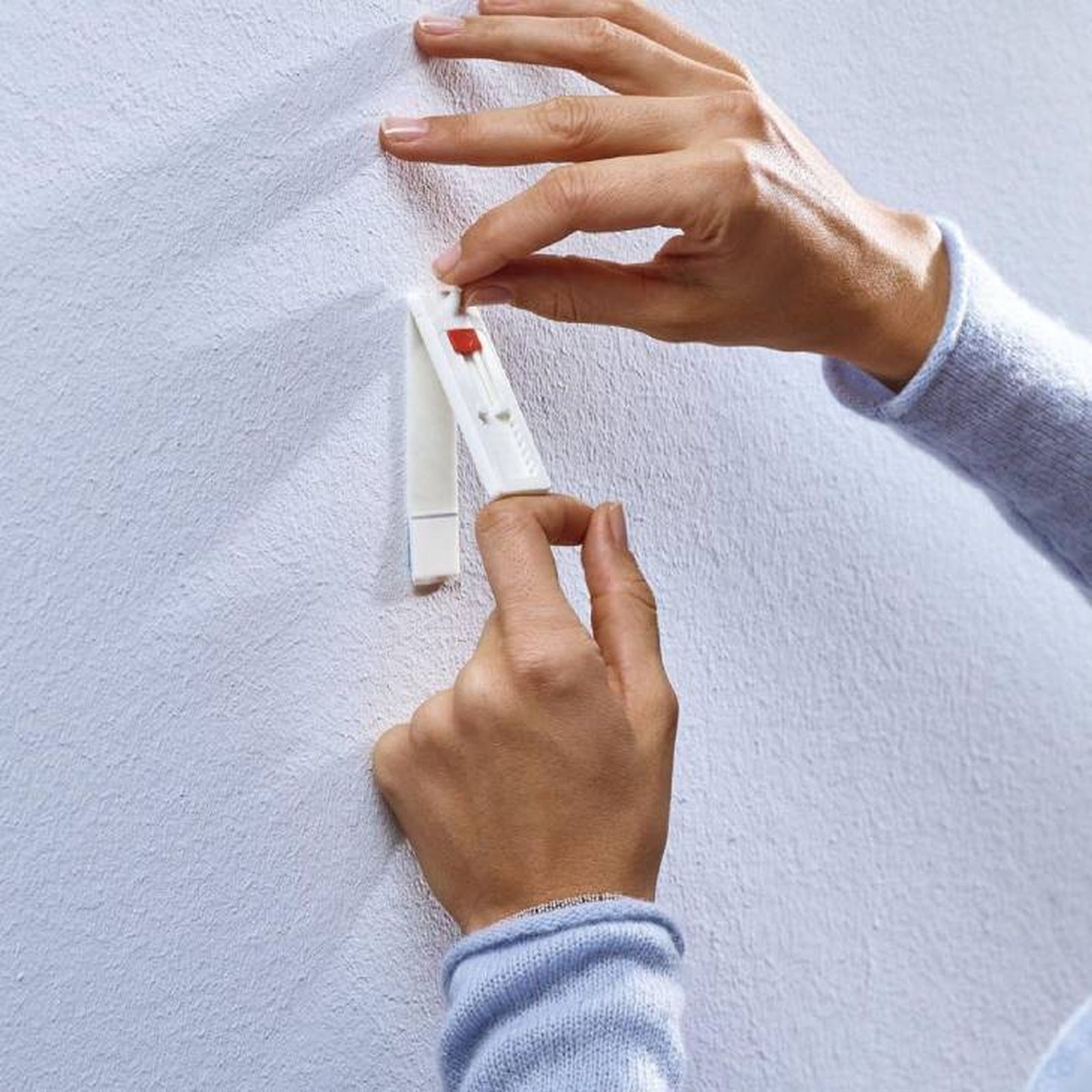 Clavo adhesivo para poner cuadros sin hacer agujeros.