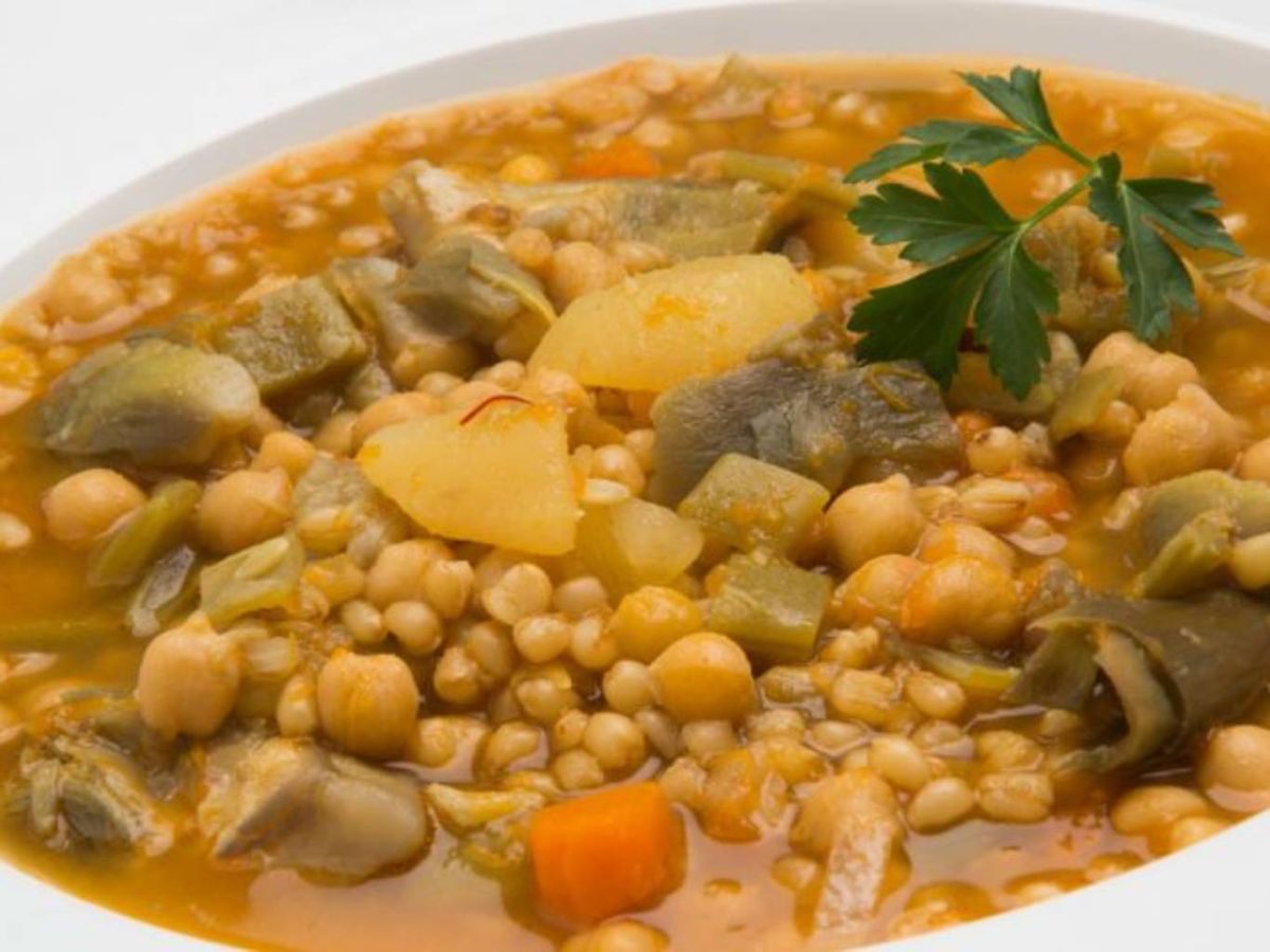 Plato tradicional del interior murciano con trigo cocido, garbanzos y verduras.
