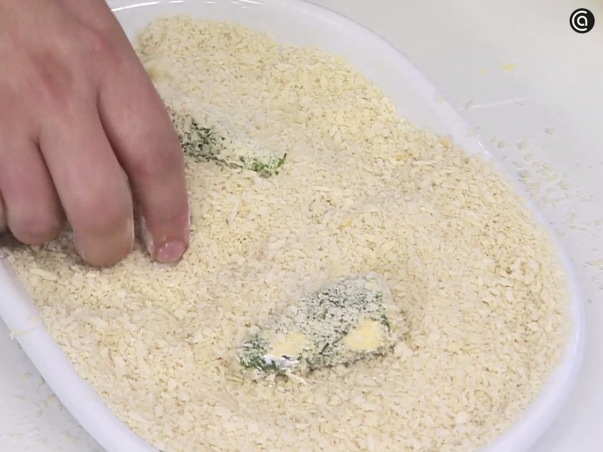 Reboza los jalapeños en panko