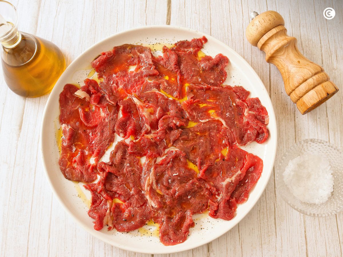 Sazona y reparte una cucharada de aceite sobre la carne