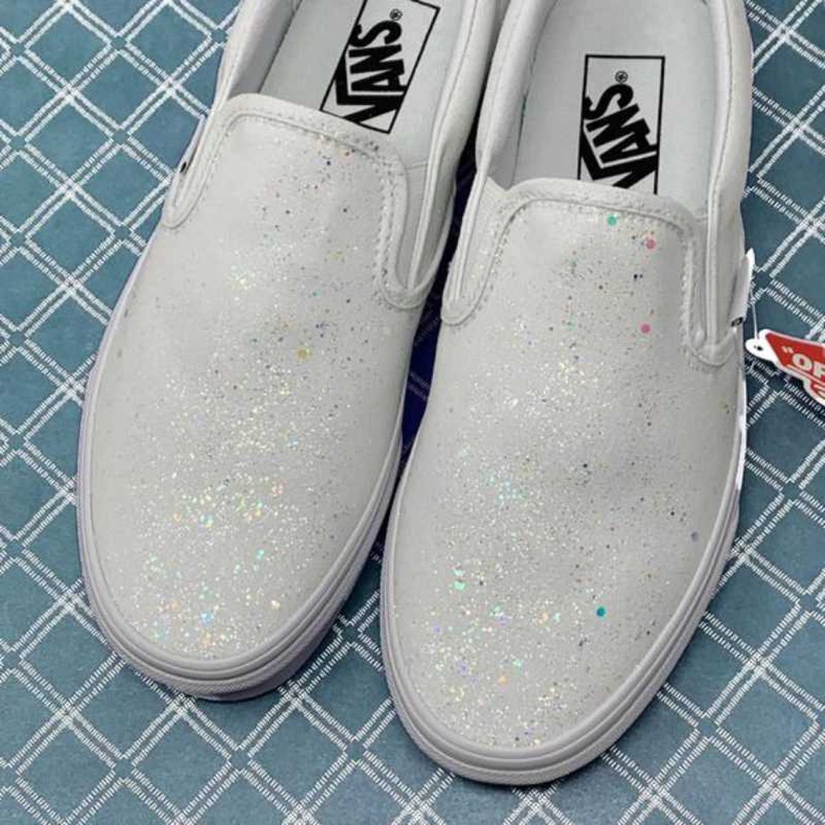Zapatillas Vans con brillantina blanca.