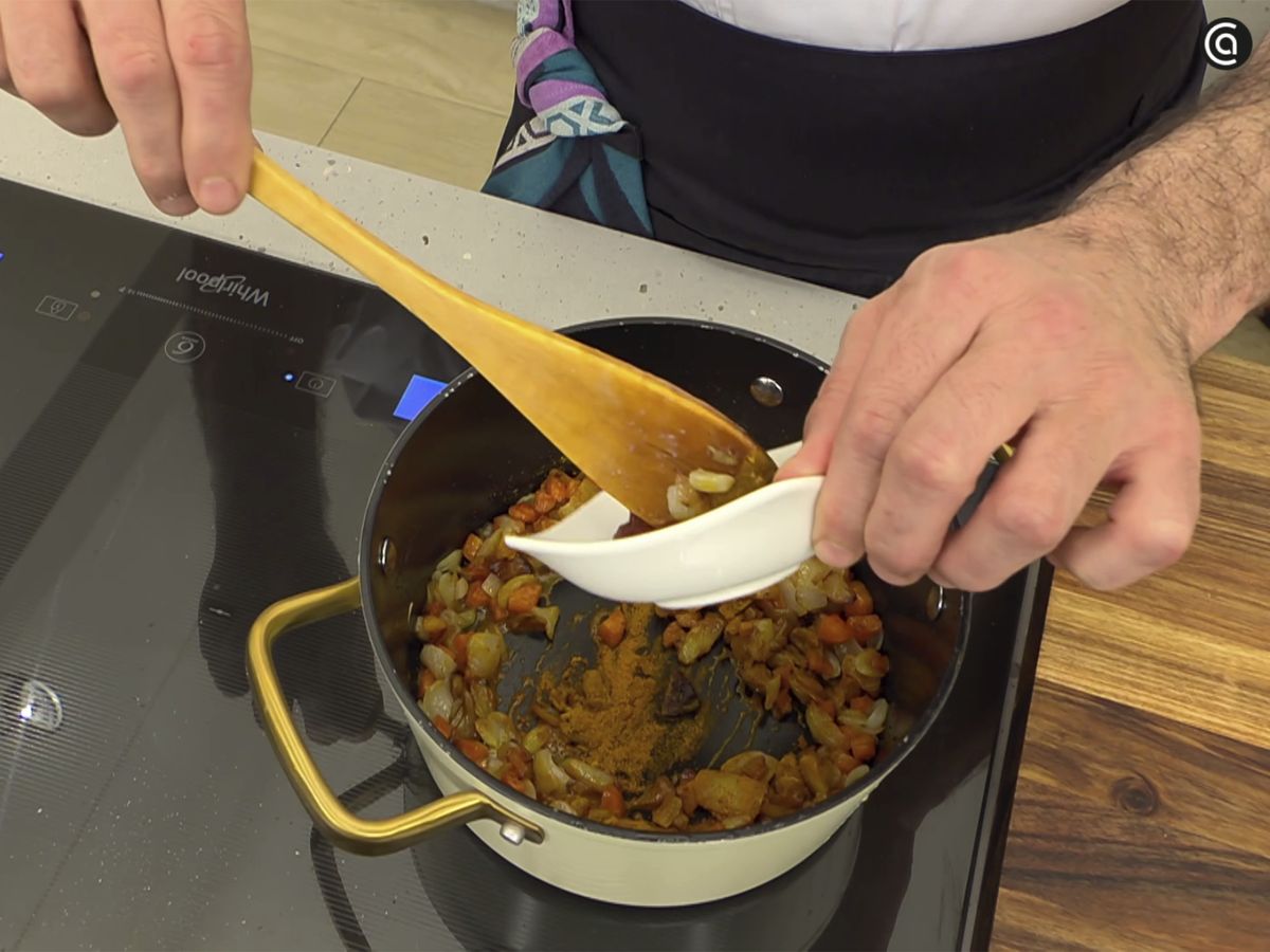 Agrega la pasta de curry
