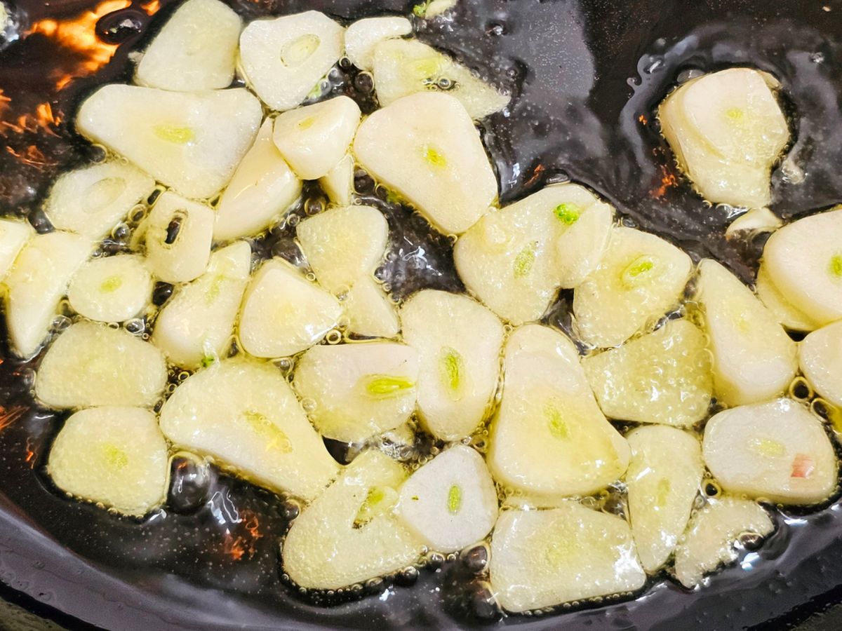 El ajo se dora muy rápido: unos segundos bastan para aromatizar el aceite.