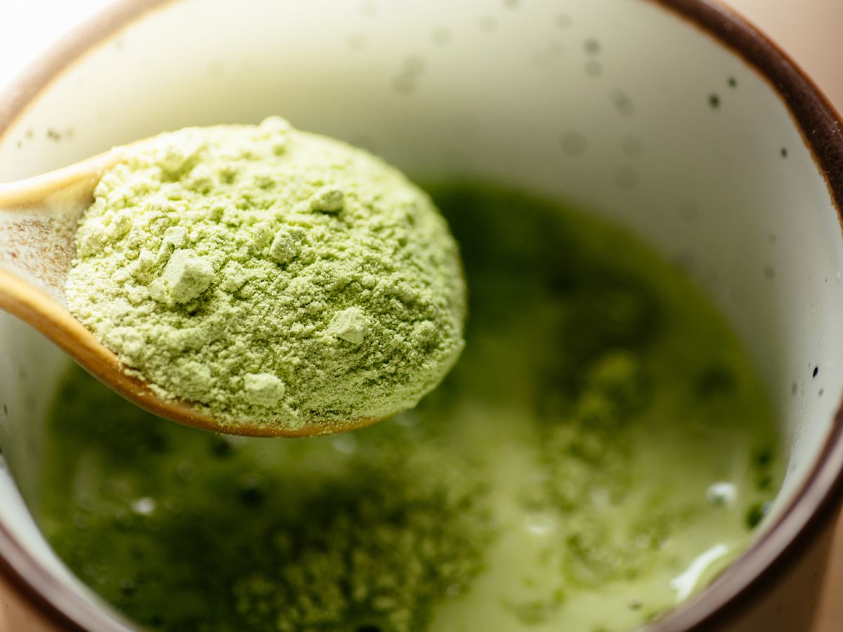 El matcha japonés, polvo verde intenso, concentra tradición, ritual y beneficios en cada batido espumoso.