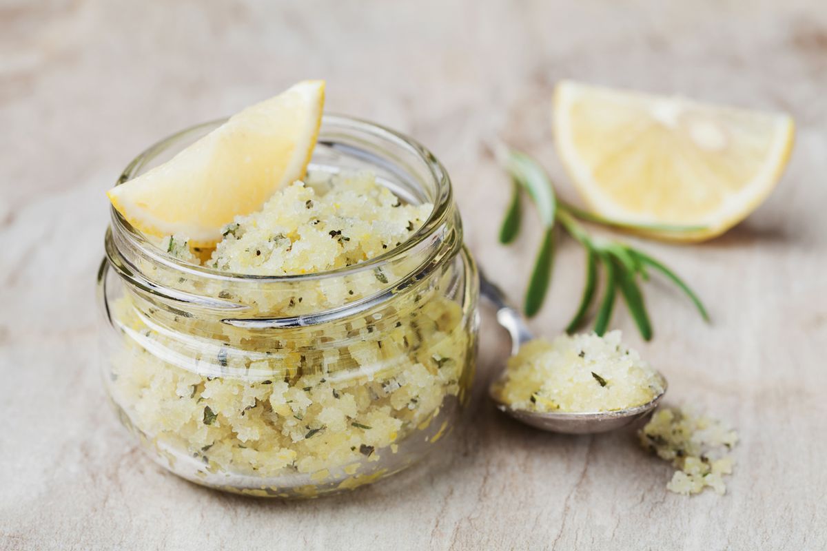 Exfoliante con sal, romero, limón y aceite de oliva