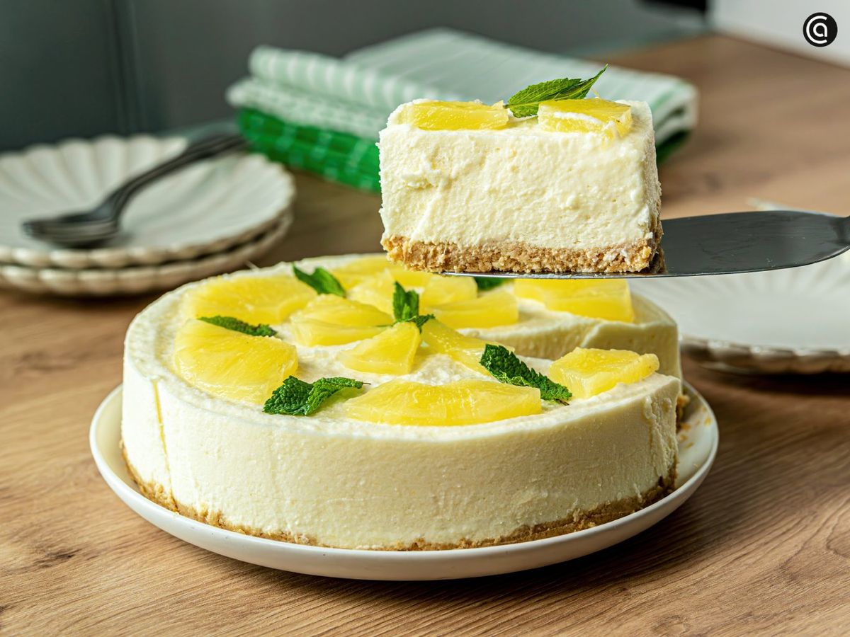 Esta tarta de piña sin horno es fácil, cremosa y perfecta para cuando no quieres encender el horno