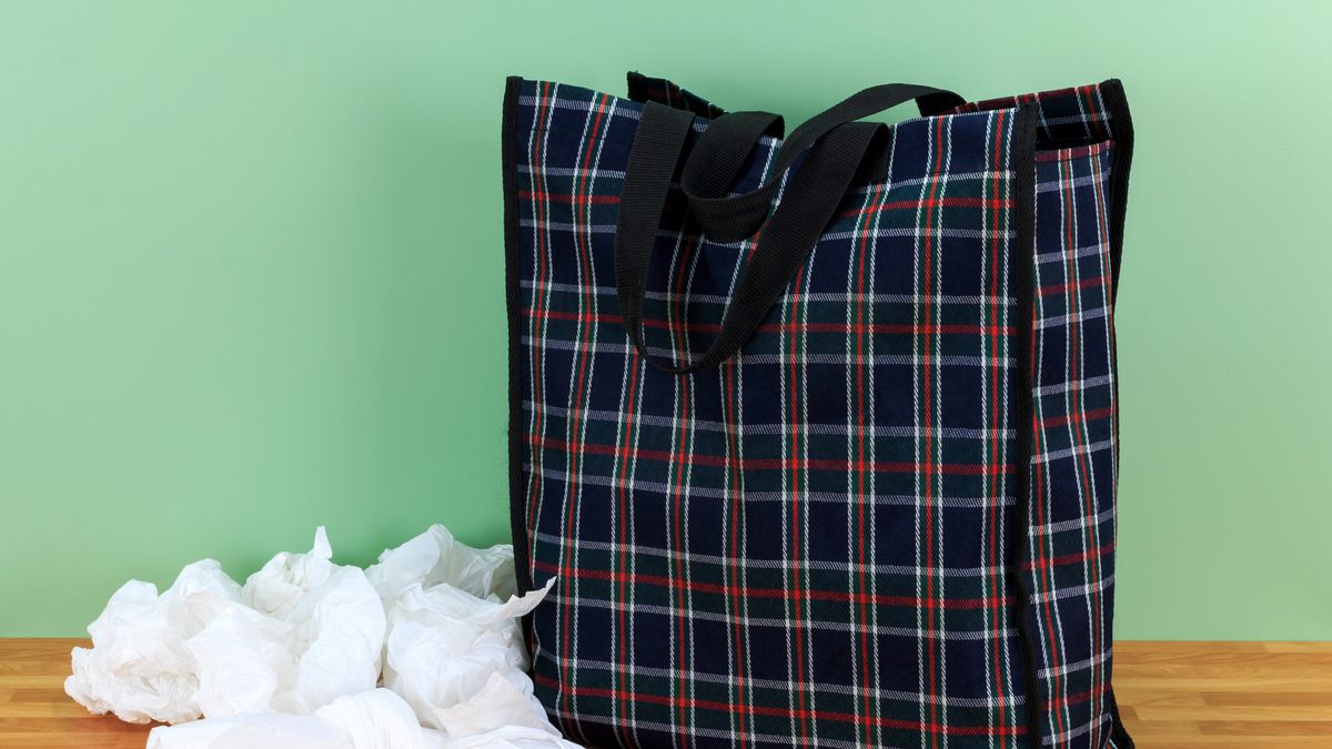 Reciclar las mantas para hacer bolsas es una idea perfecta por su resistencia y durabilidad