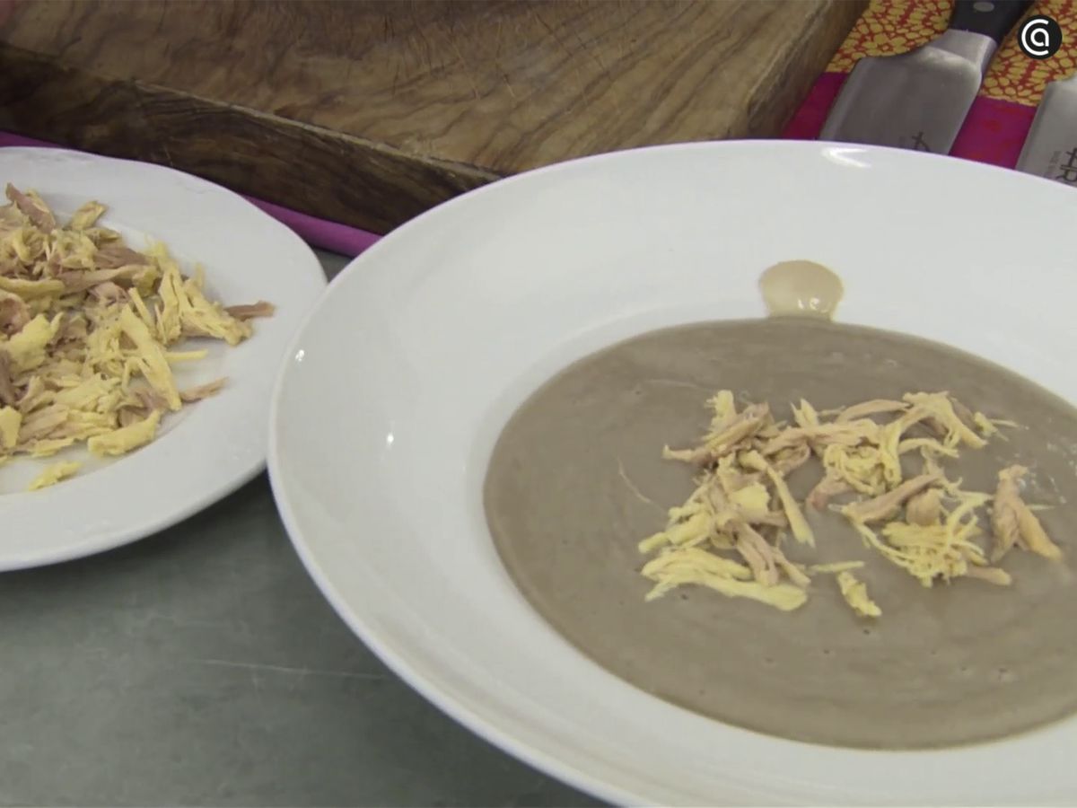Sirve la crema de champiñones con patatas y decora con el pollo y el maíz frito