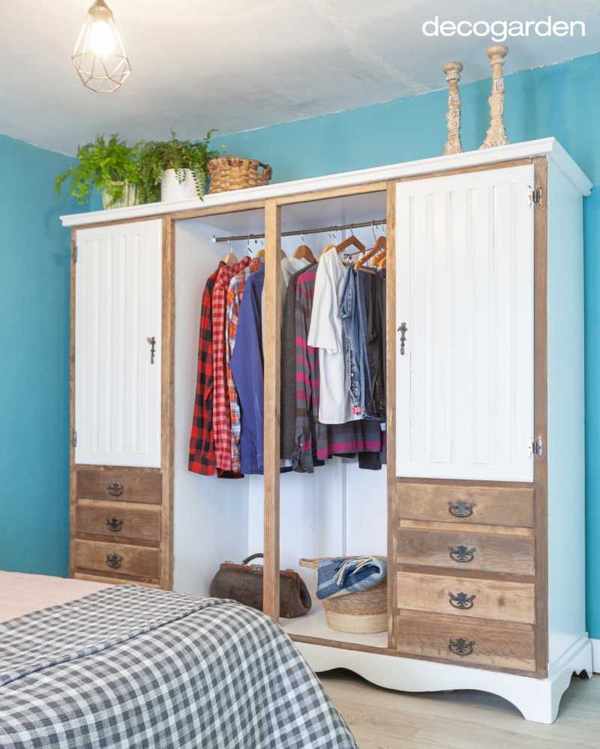 Armario convertido en vestidor moderno y acogedor.