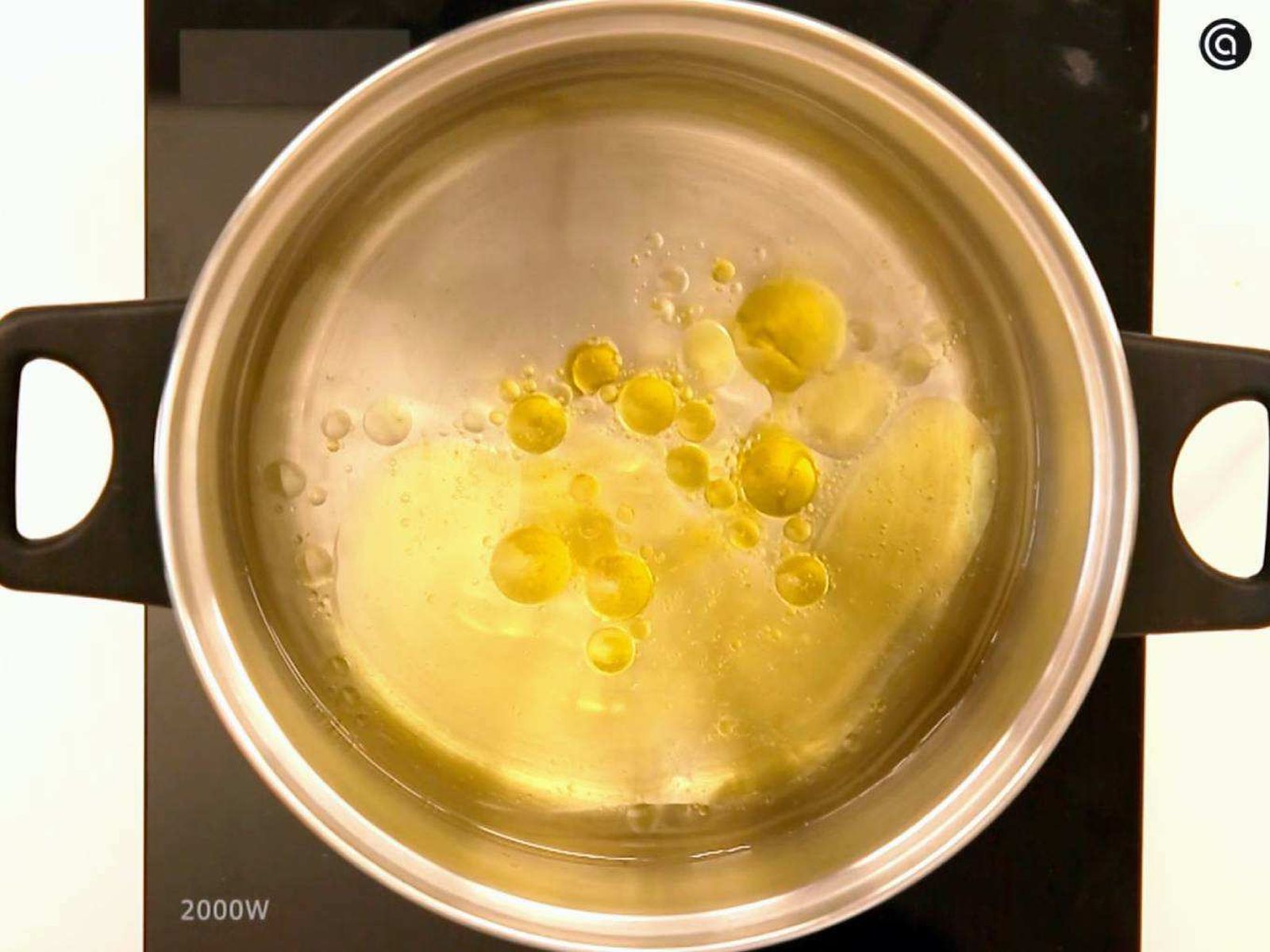 Calentar agua con aceite