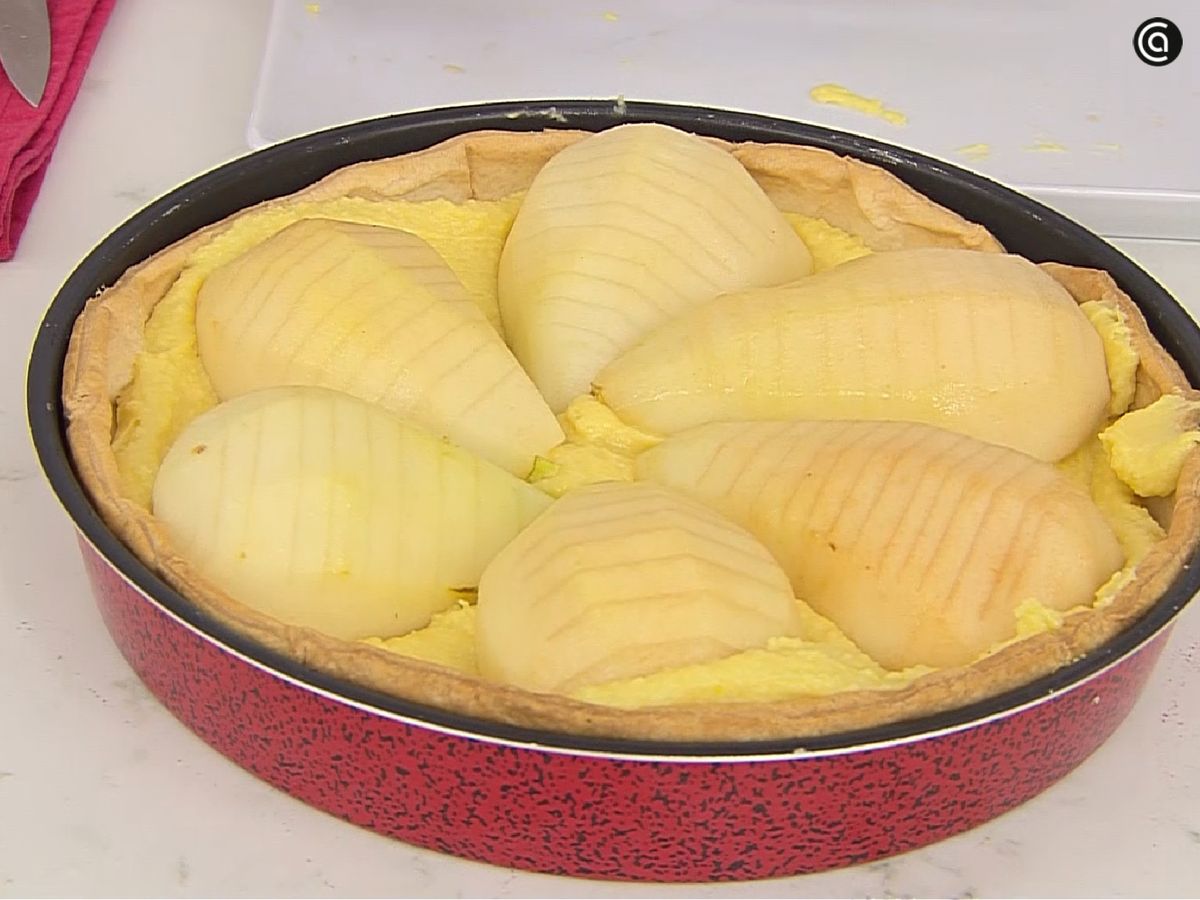 Las peras, abiertas en abanico, se colocan sobre el frangipane formando una flor