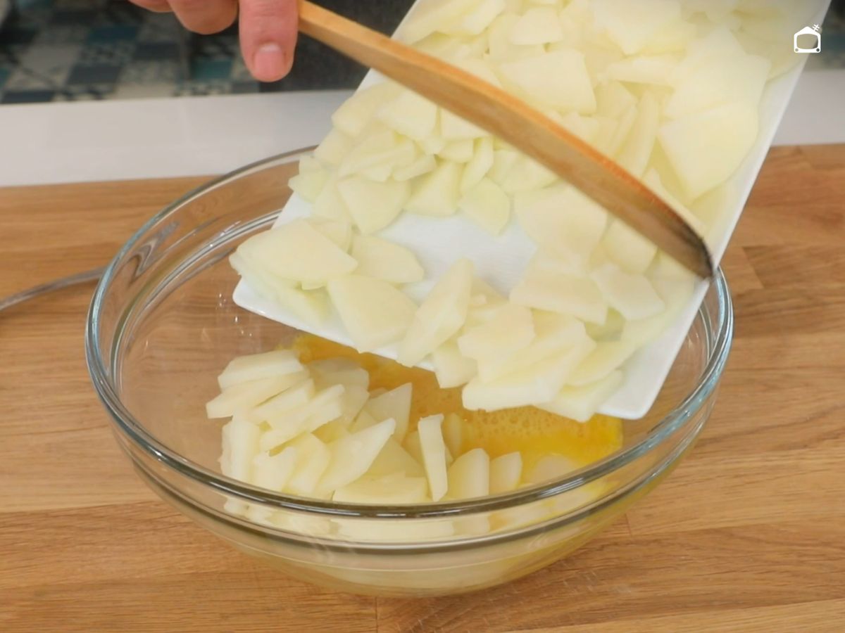 Bate los huevos y mezcla con las patatas