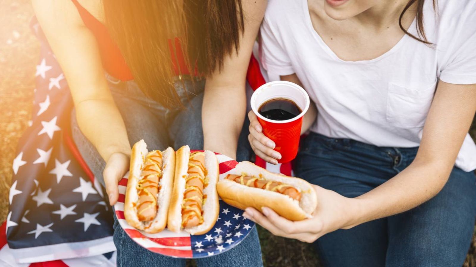 El clásico perrito caliente al estilo americano, imprescindible en cualquier picnic o barbacoa del 4 de julio.