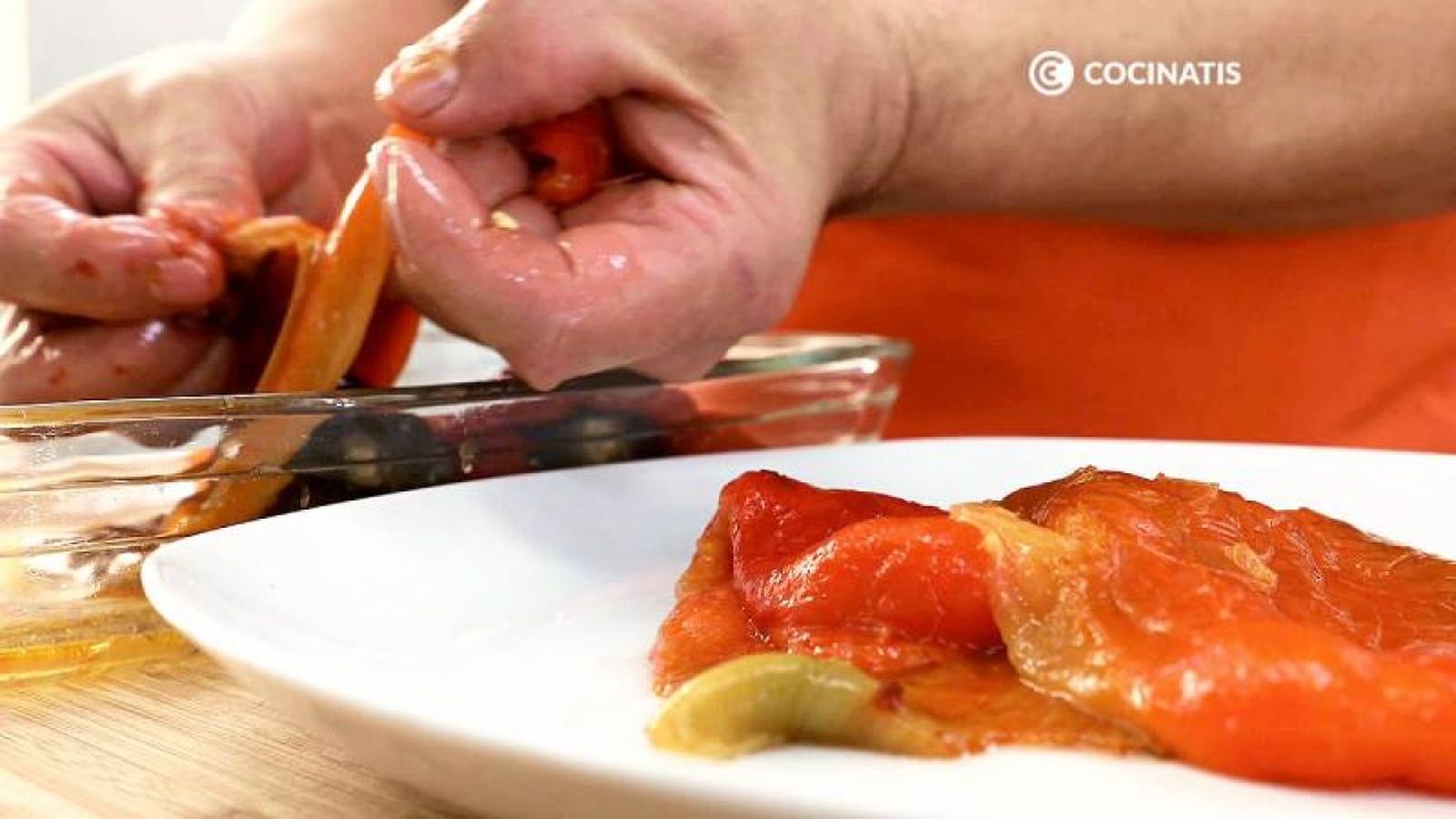 Saca los pimientos del horno y retira la piel a los pimientos Saca los pimientos del horno y retira la piel a los pimientos