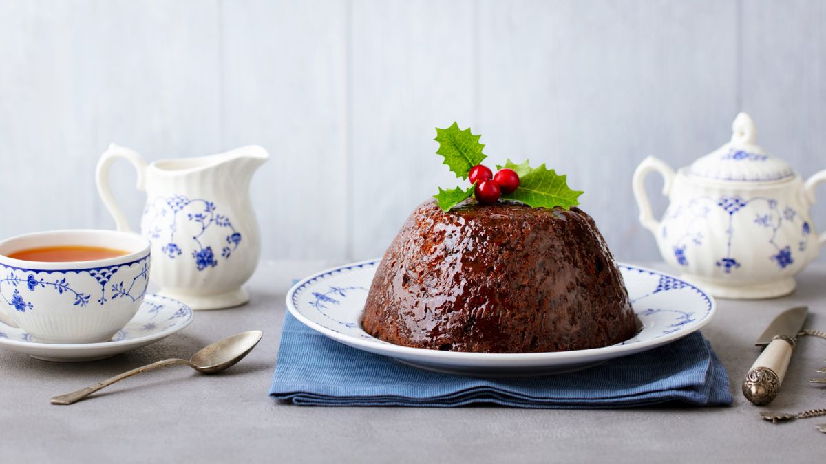 El clásico pudin de Navidad británico, coronado con acebo y listo para acompañar el té de la tarde.