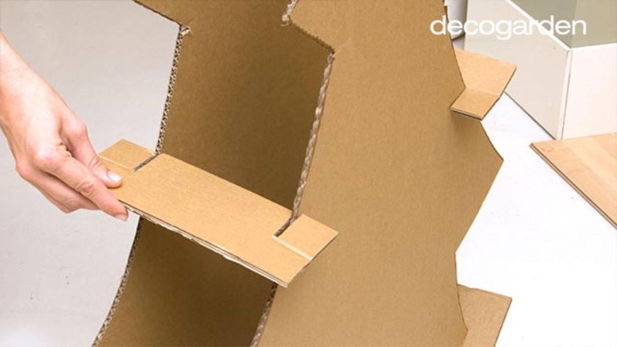 Colocar soportes de cartón en los laterales del árbol.