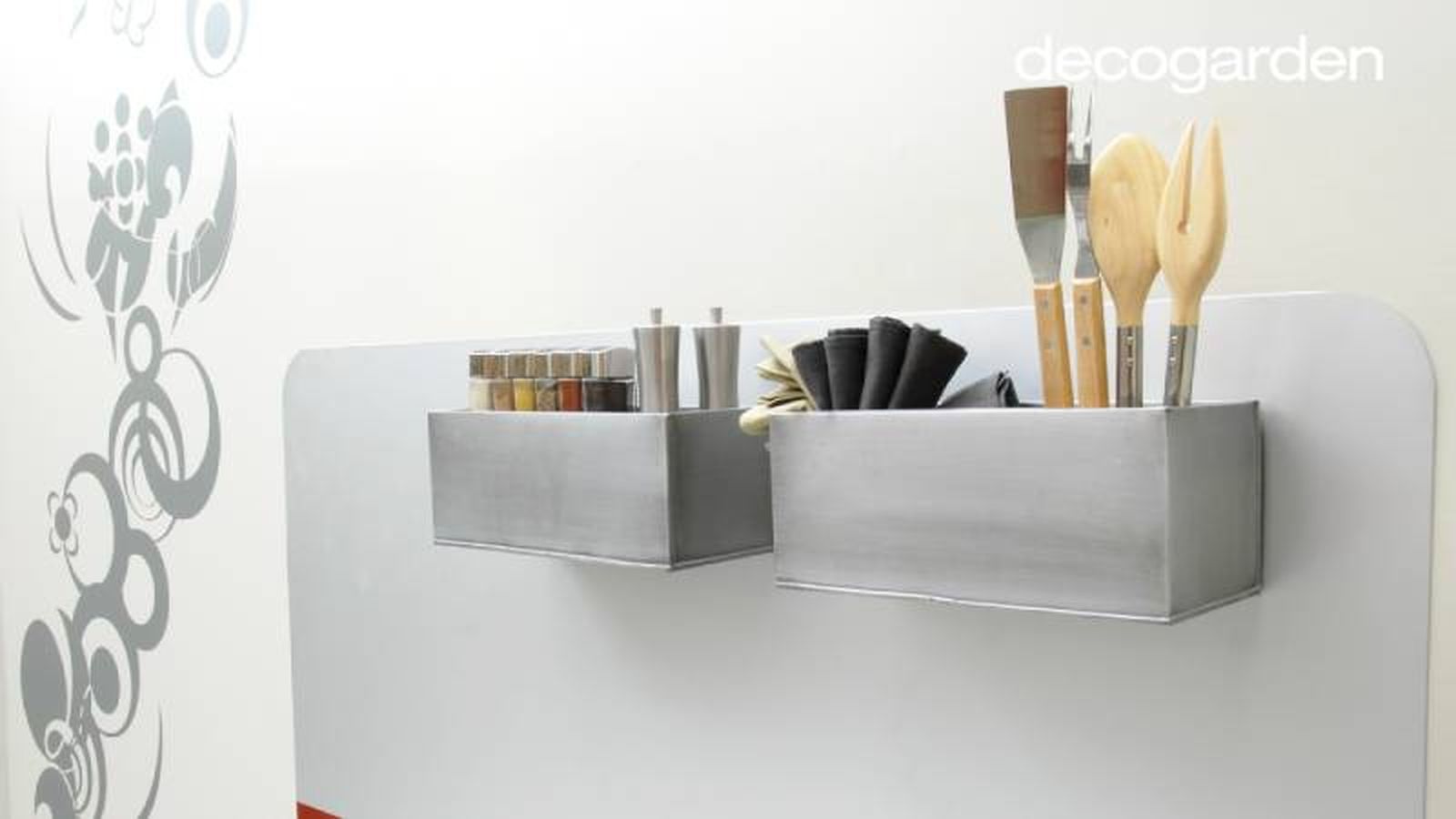Estantería de metal de cocina de estilo industrial. Estantería de metal de cocina de estilo industrial.