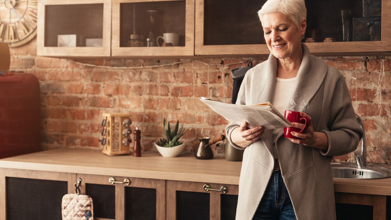 Incorpora texturas naturales , suavizando la rigidez de los electrodomésticos modernos