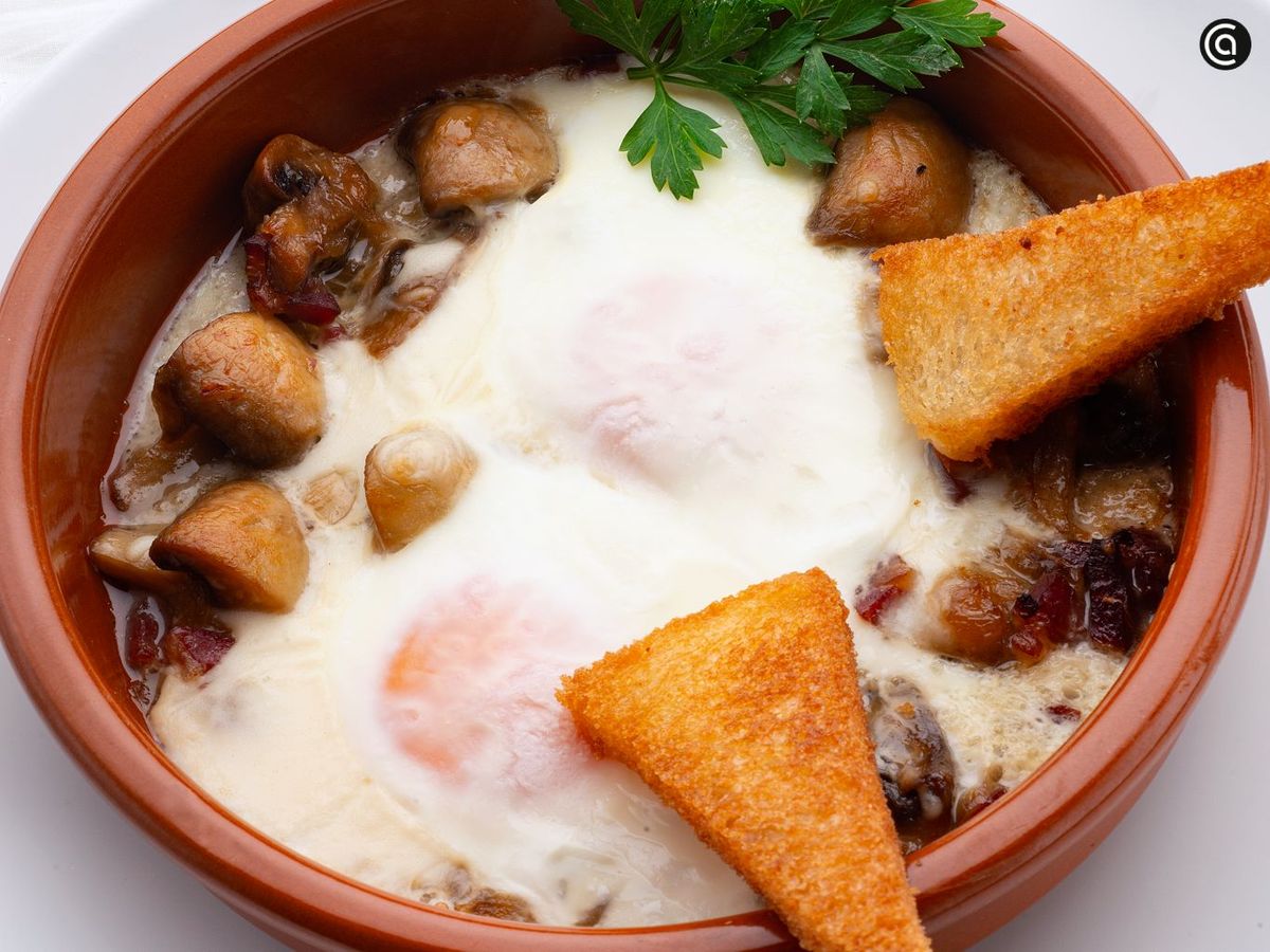Huevos a la reina con champiñones y jamón de Karlos Arguiñano