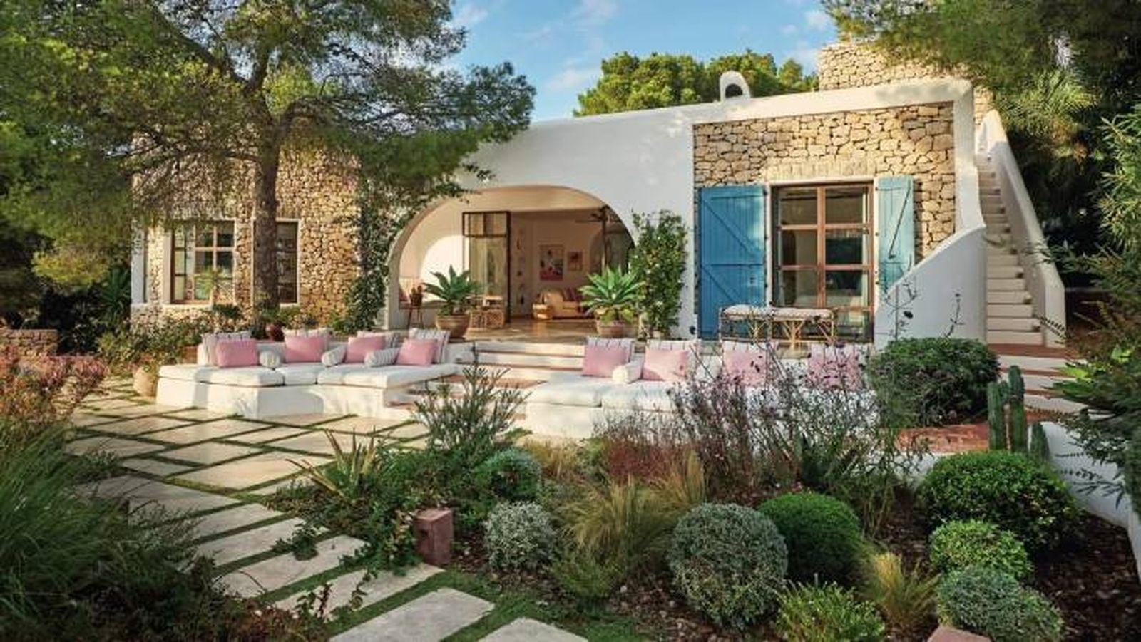 Exterior de la casa de estilo mediterráneo de Ibiza del arquitecto Amaro Sánchez de Moya. Exterior de la casa de estilo mediterráneo de Ibiza del arquitecto Amaro Sánchez de Moya.