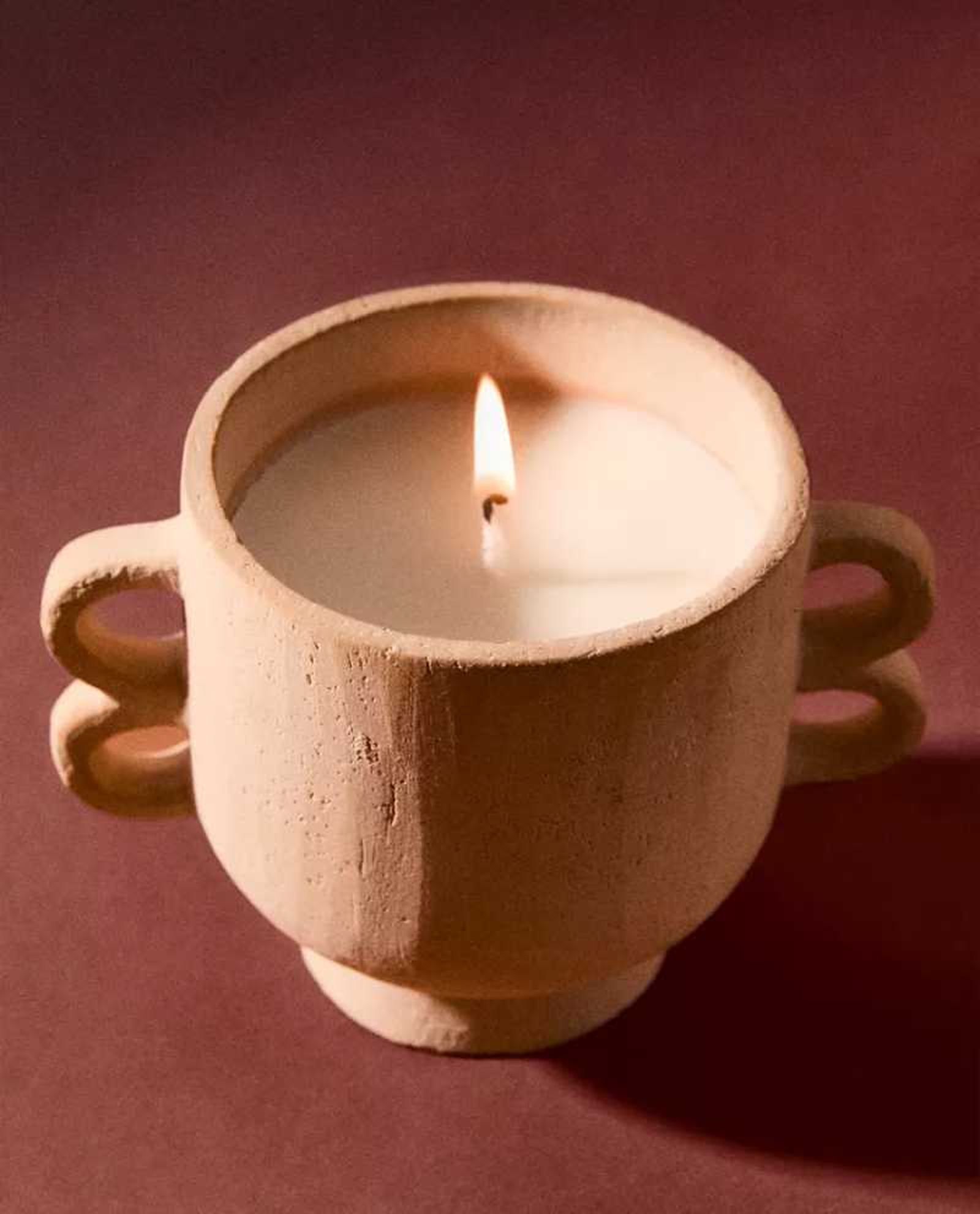 Vela aromática flor de Noviembre de estilo rústico. Vela aromática flor de Noviembre de estilo rústico.