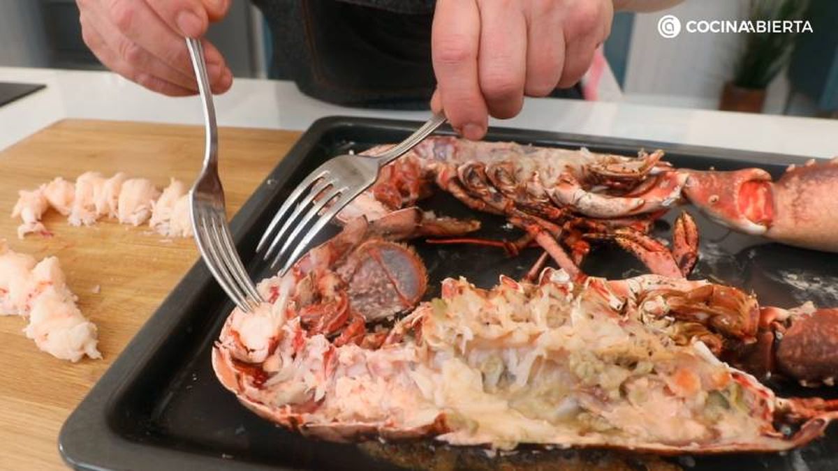 Corta, hornea y saca la carne del bogavante