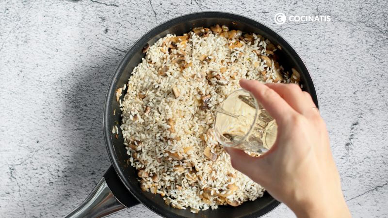 Agregamos el vino blanco al arroz