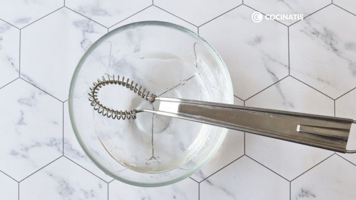 Preparamos la vinagreta para la ensalada