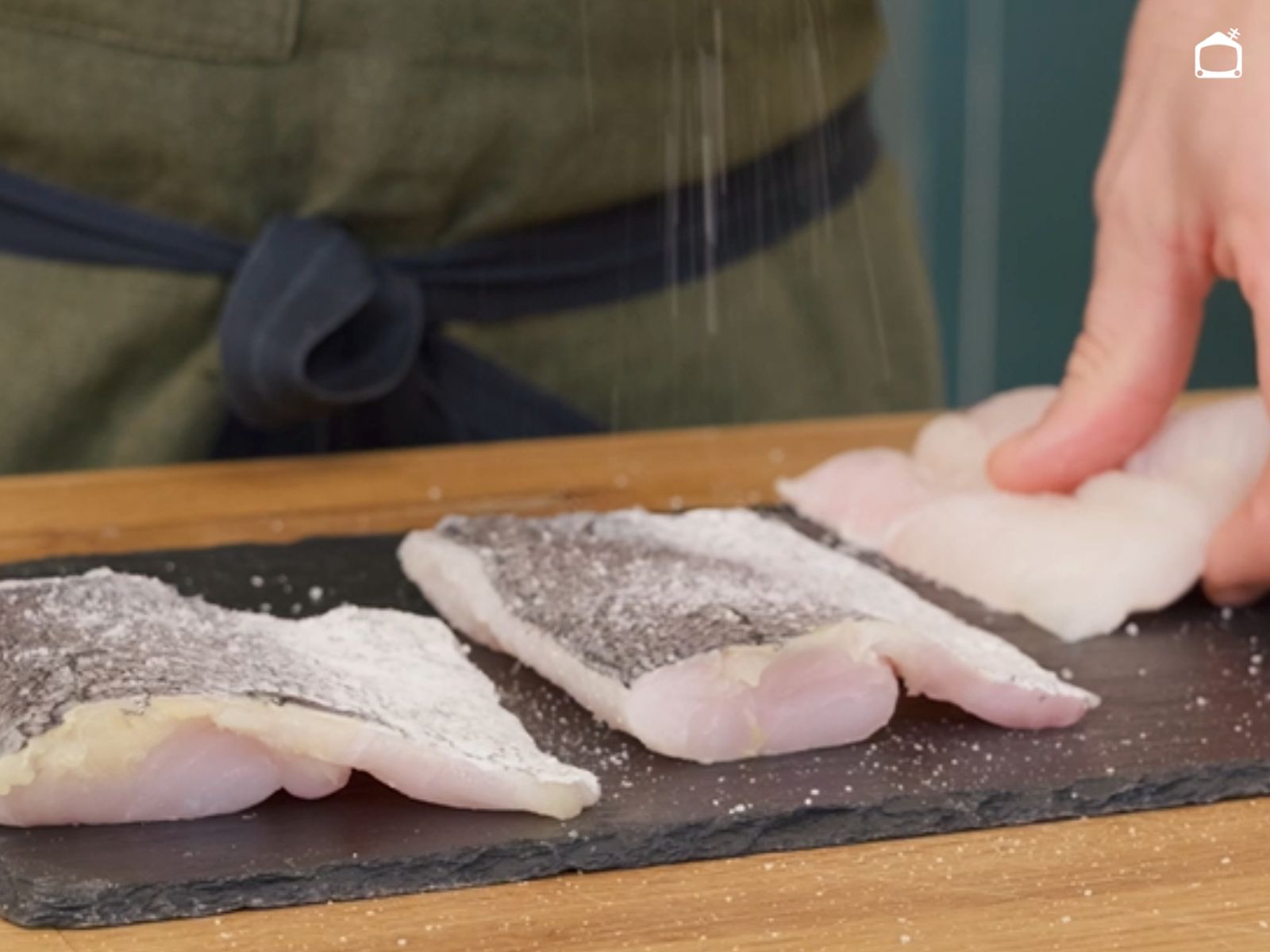 Salpimentamos ligeramente los lomos de merluza antes de cocinarlos.
