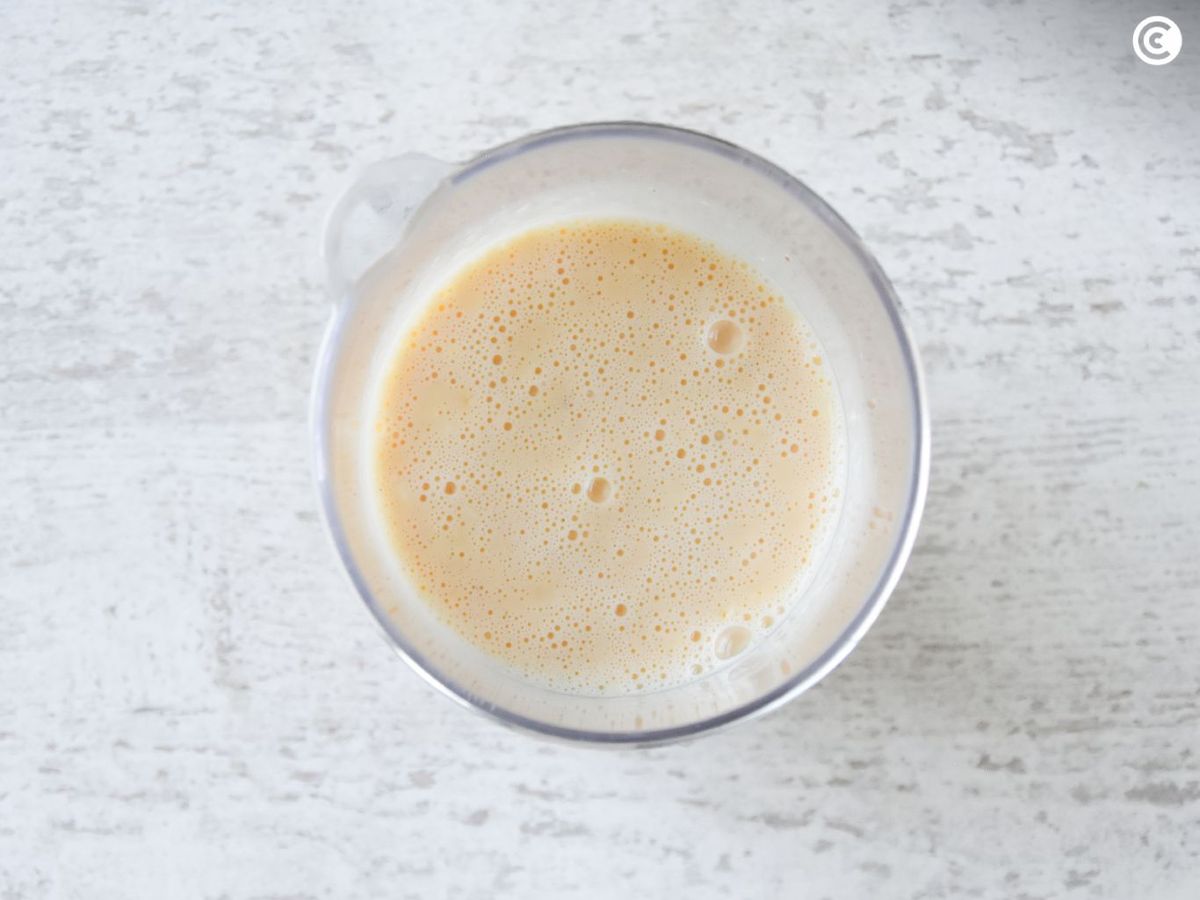 Mezcla de huevo y nata para el relleno de la quiche de espinacas