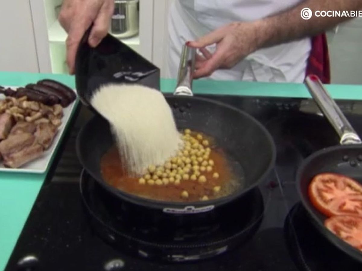 Hay que cocinar el resto de ingredientes en una sartén antes de hornear