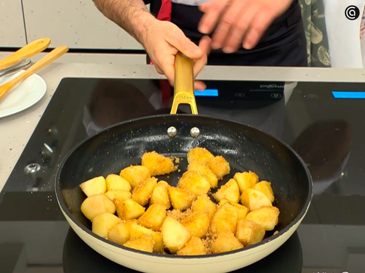 Pela, corta y carameliza las manzanas