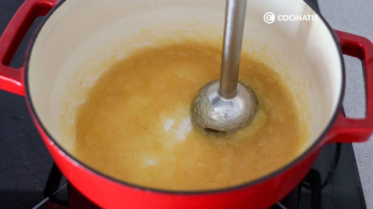 Triturar las manzanas cocidas