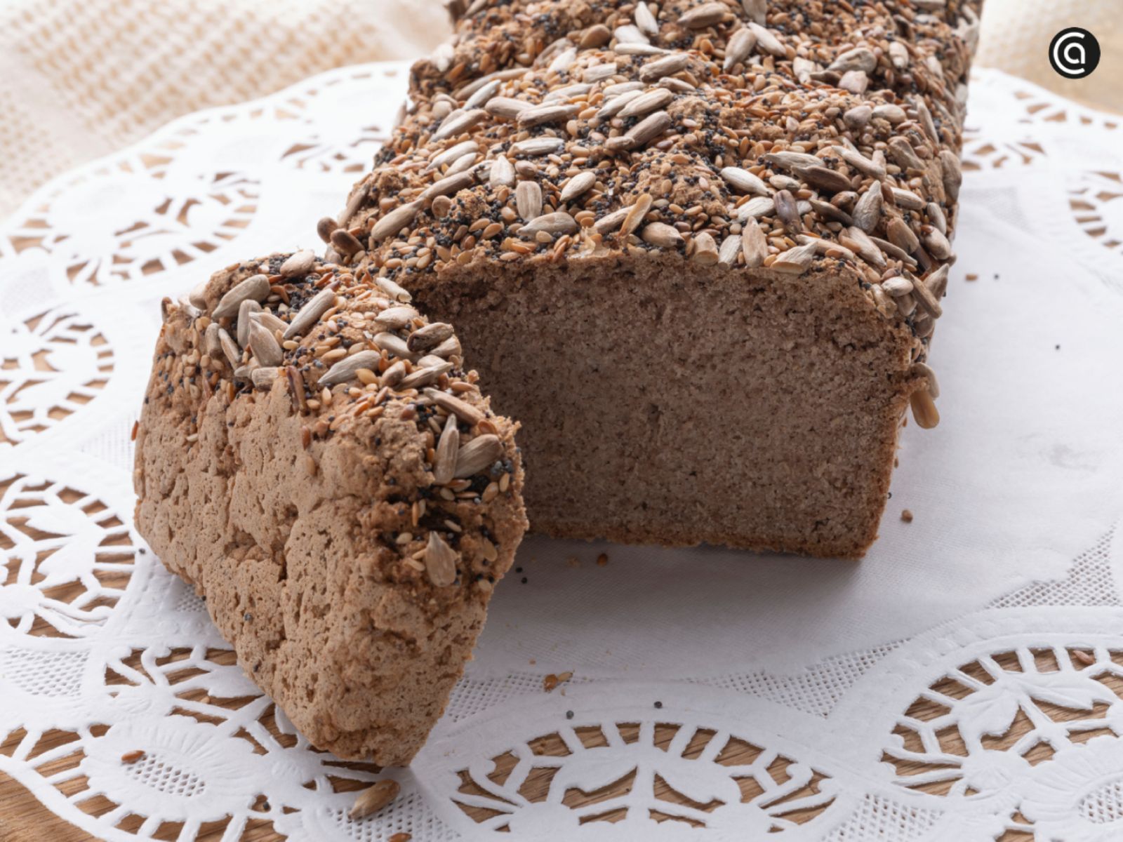 Pan de semillas sin gluten recién horneado, con miga compacta y corte limpio.