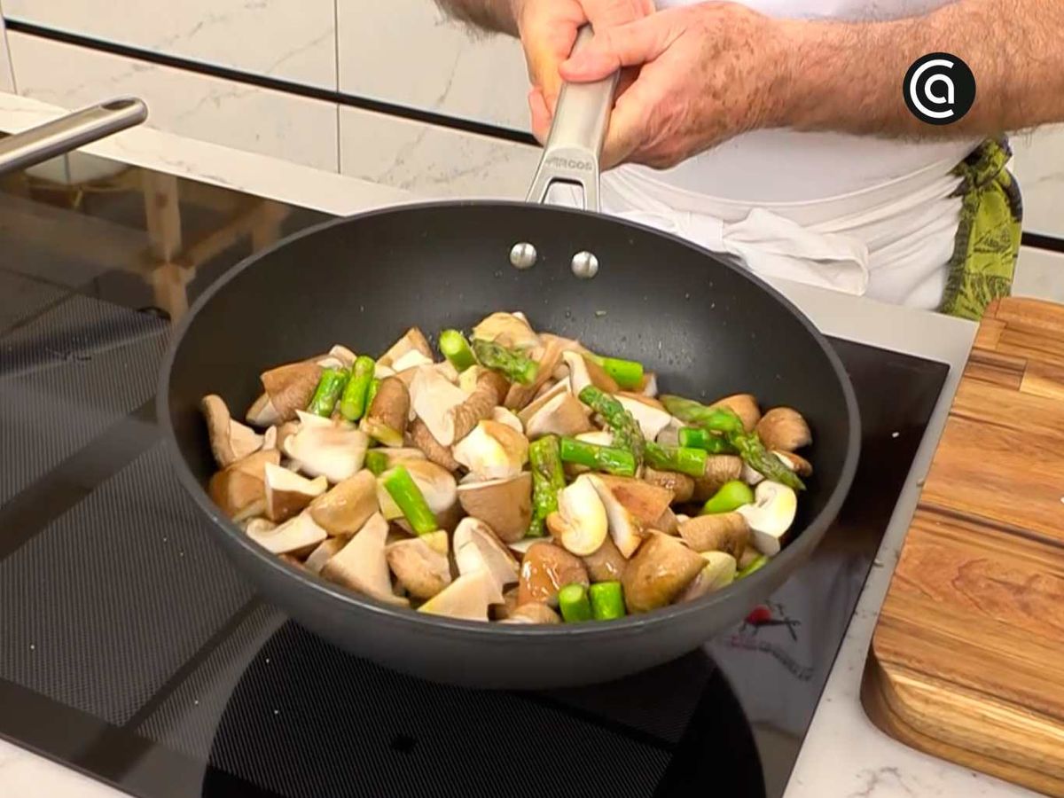 Rehoga las setas shiitake con los espárragos verdes