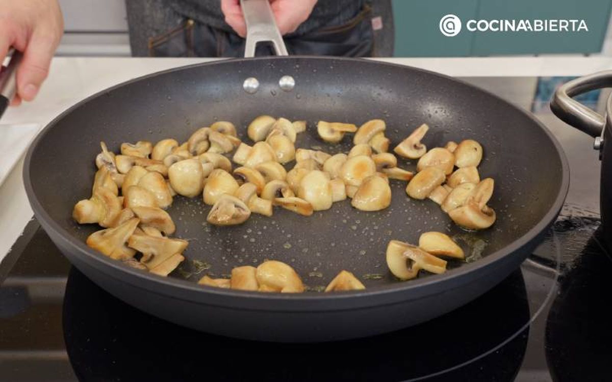 Cocina la guarnición de champiñones