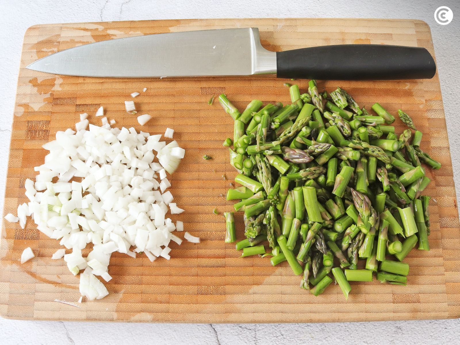 Espérragos y cebolla picados para la tortilla