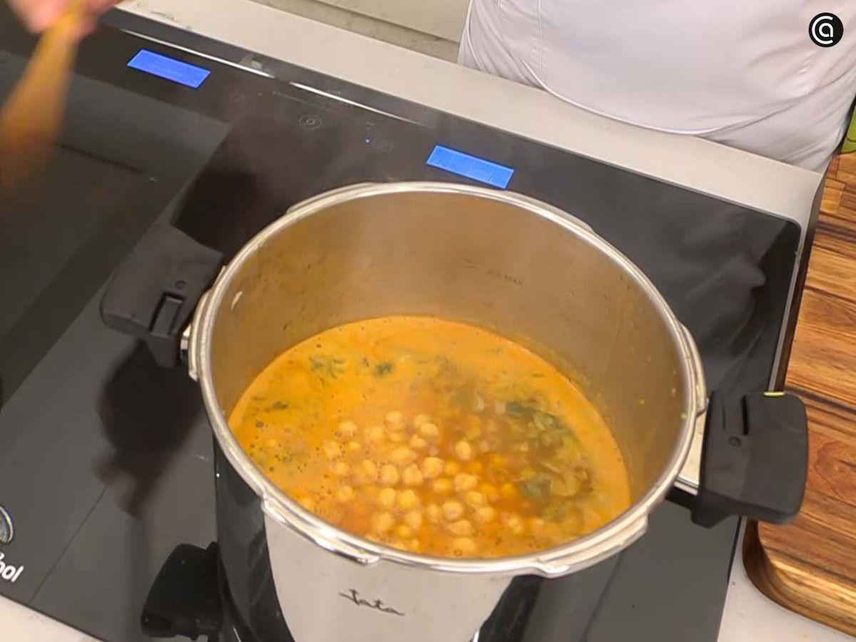 Incorpora los garbanzos y el fumet de pescado