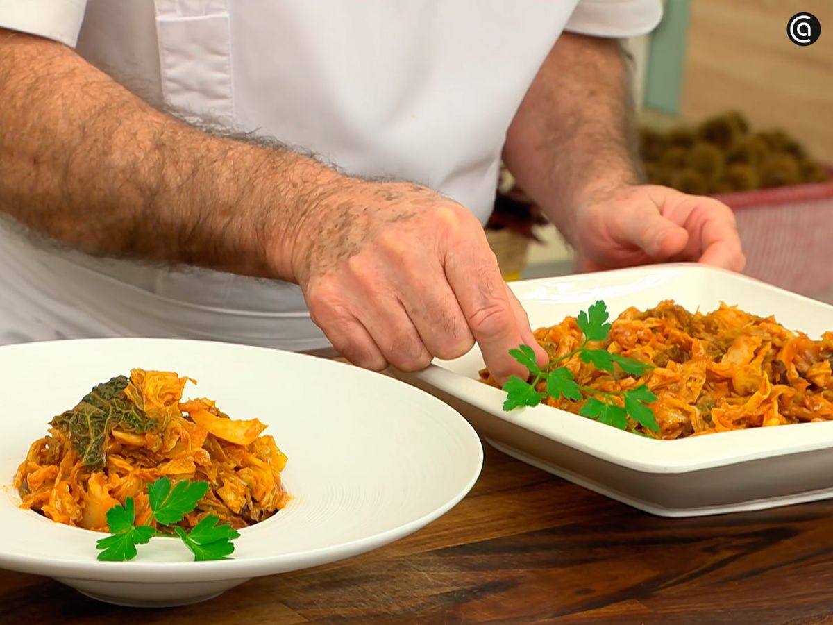 Decora con una hoja de perejil el repollo guisado a la siciliana