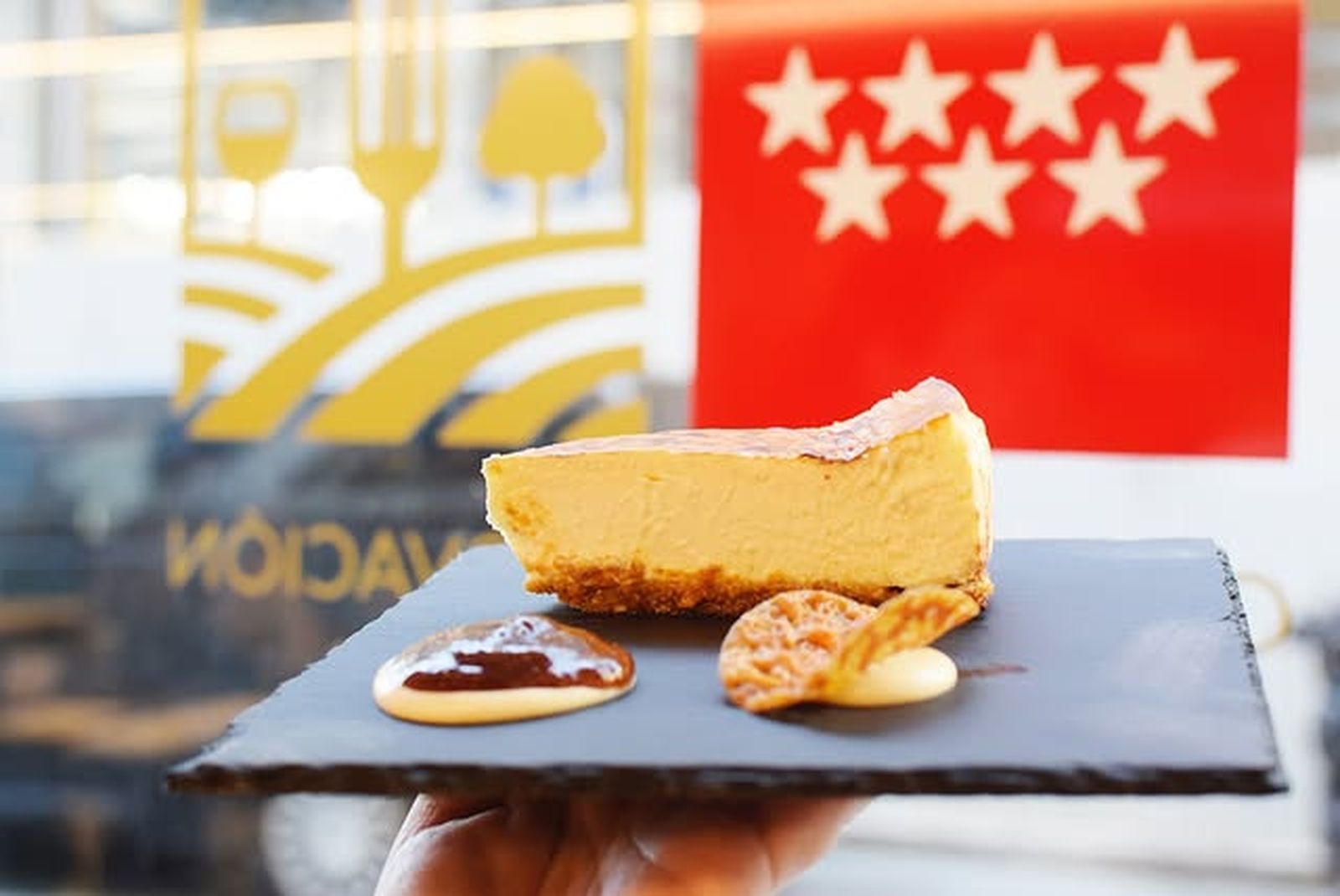 La tarta de queso ganadora de 2025 se presenta con base de tejas de almendra y mermelada de higos.