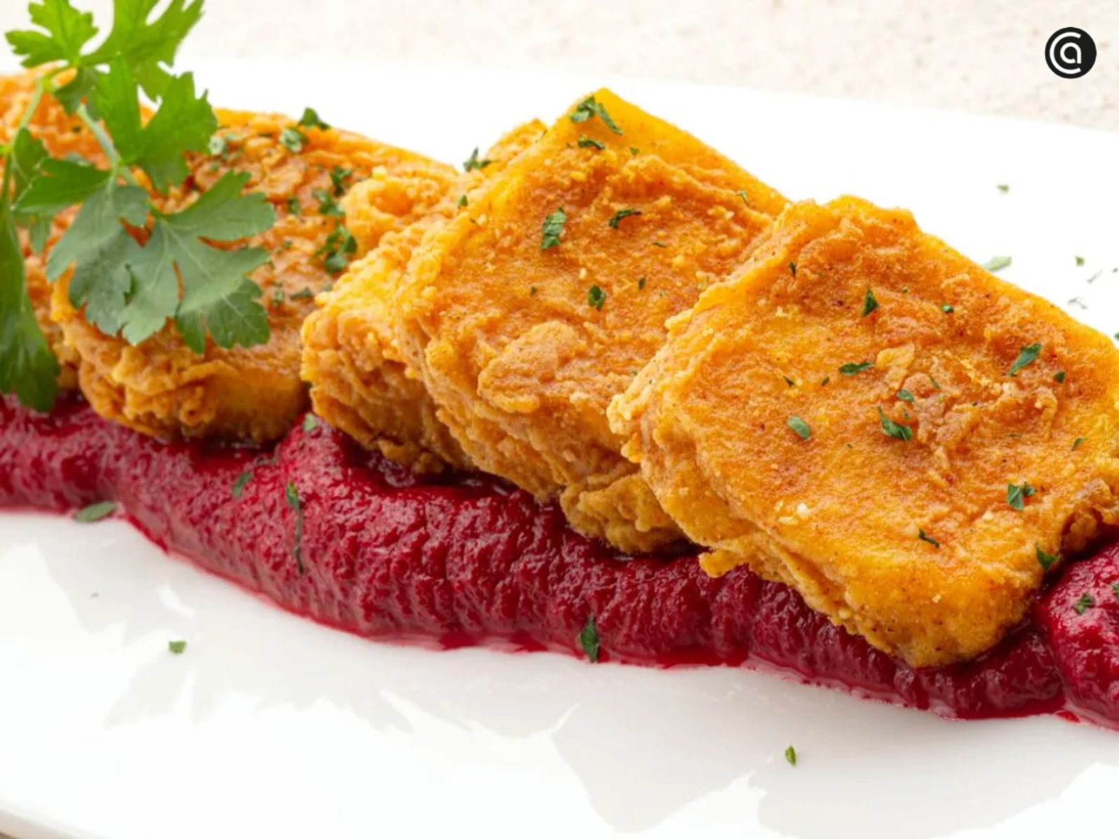 Nuggets de tofu con salsa romesco de remolacha, una forma original y sabrosa de disfrutar esta proteína vegetal.