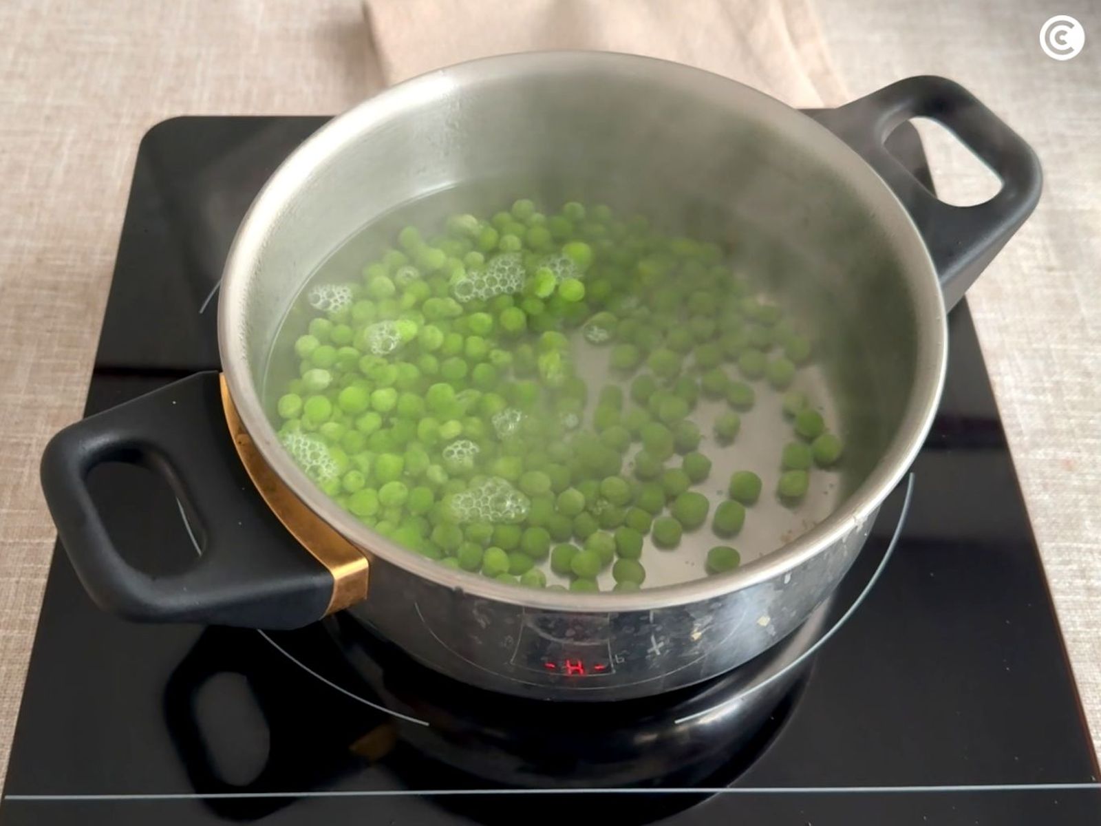 Cocer los guisantes para los huevos a la flamenca