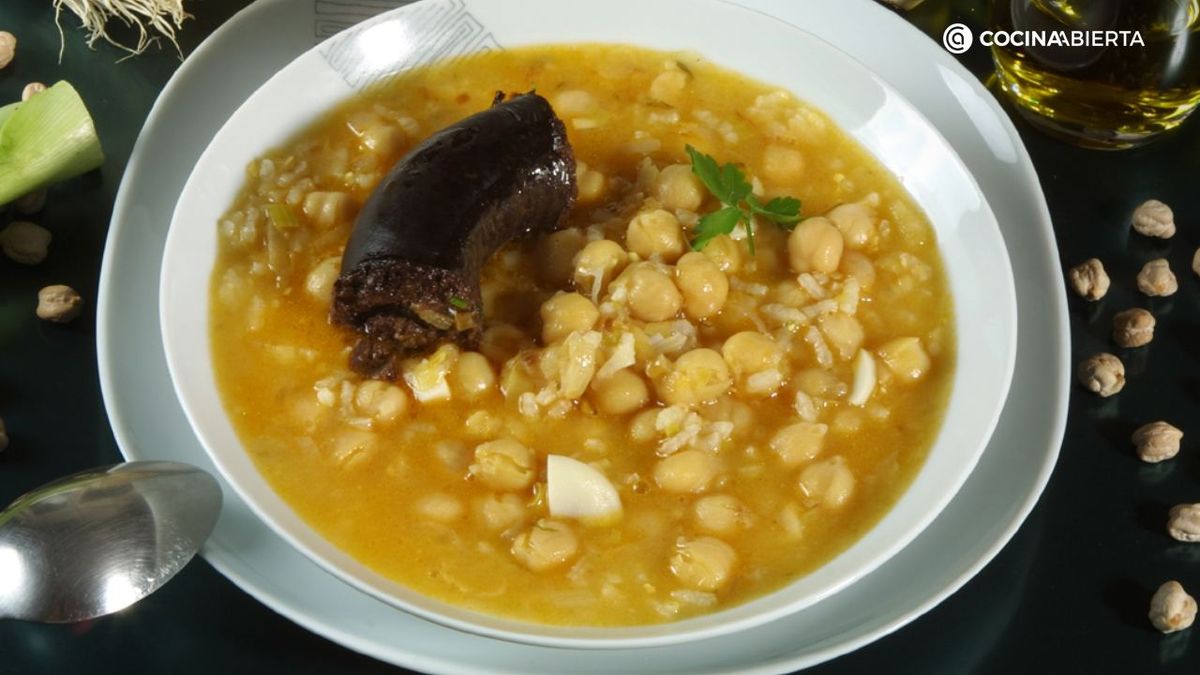 El potaje de garbanzos con arroz es un plato completo perfecto para los días fríos