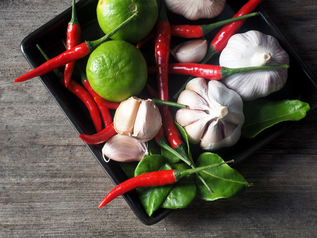 Guindillas rojas, ajo y lima, los ingredientes básicos para preparar una auténtica salsa piri piri casera.