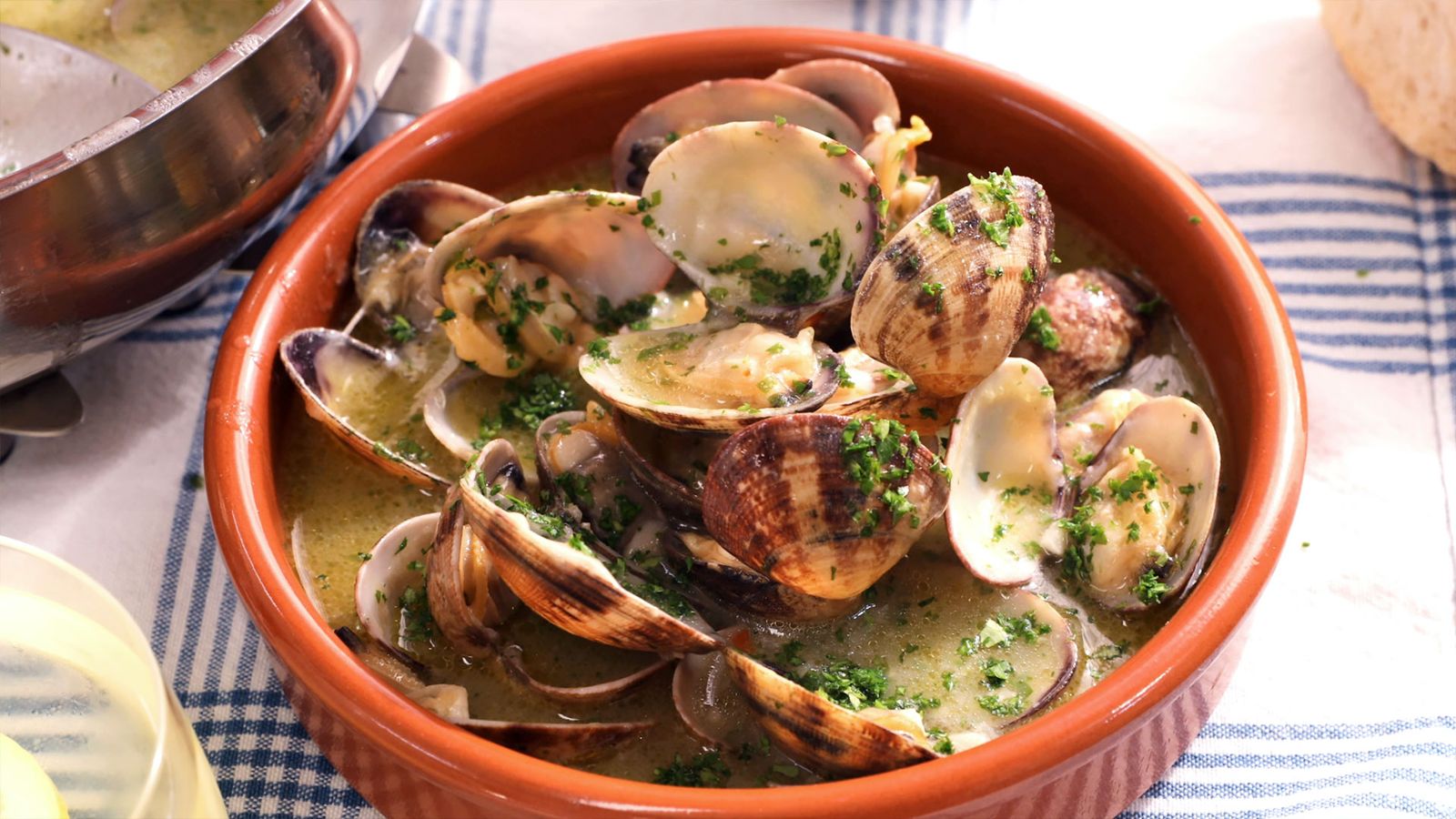 almejas en salsa verde paso 4 almejas en salsa verde paso 4
