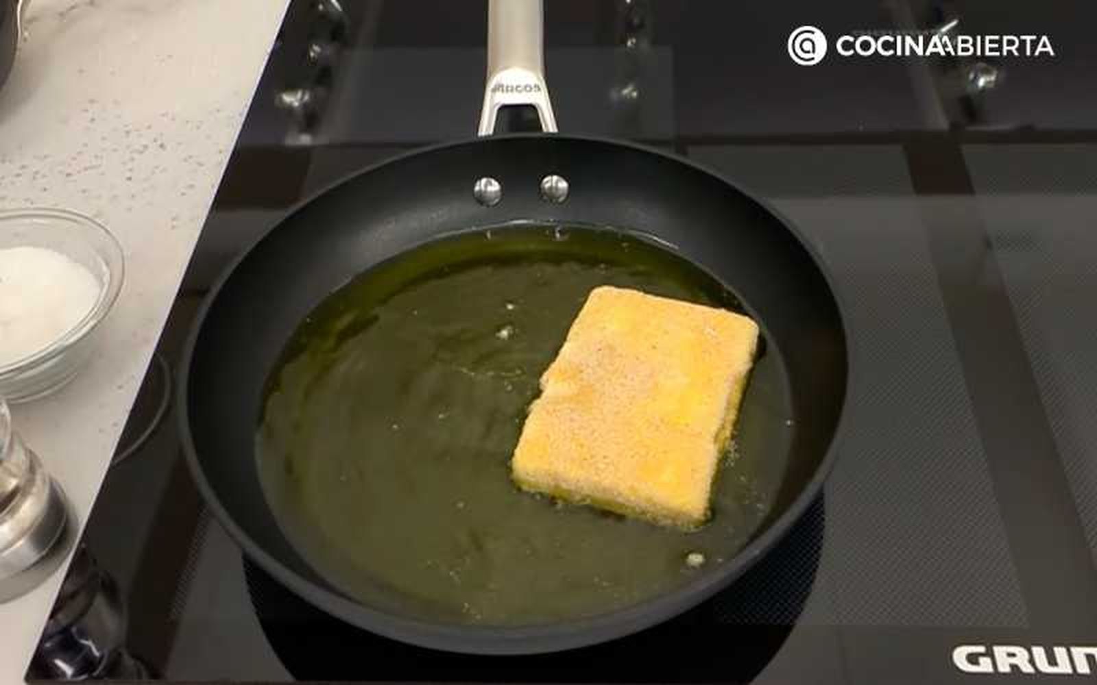 Fríe el queso feta hasta dorarlo por ambos lados Fríe el queso feta hasta dorarlo por ambos lados