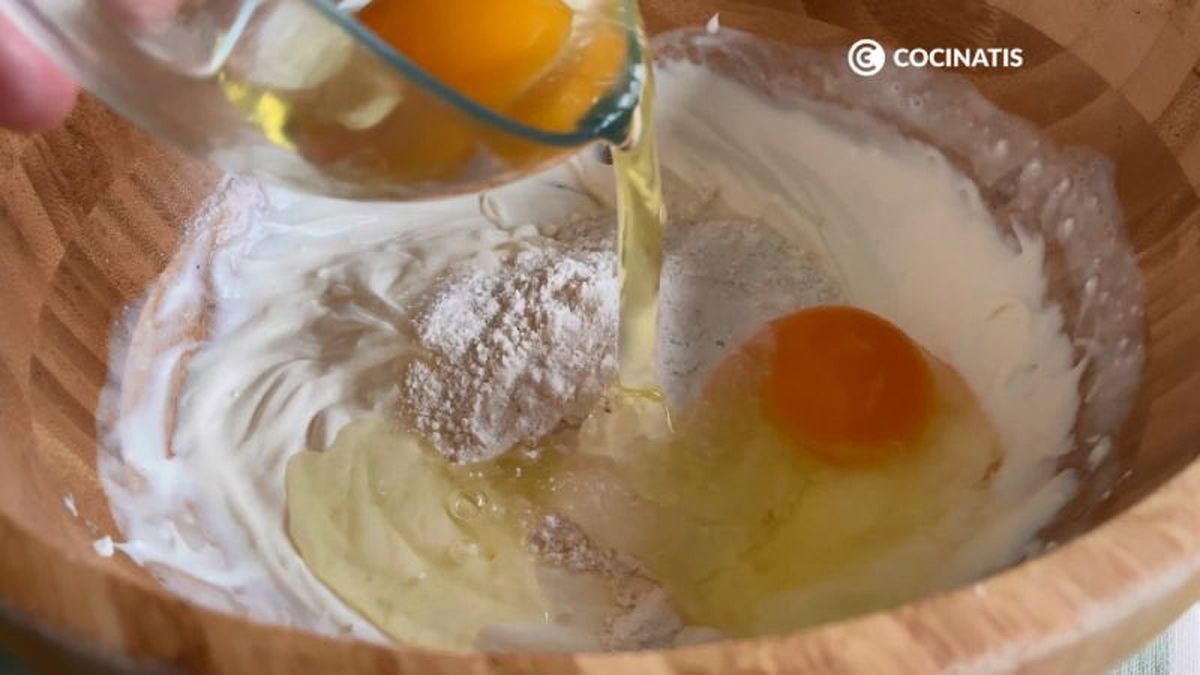Agregamos los huevos a la masa de la tarta de queso