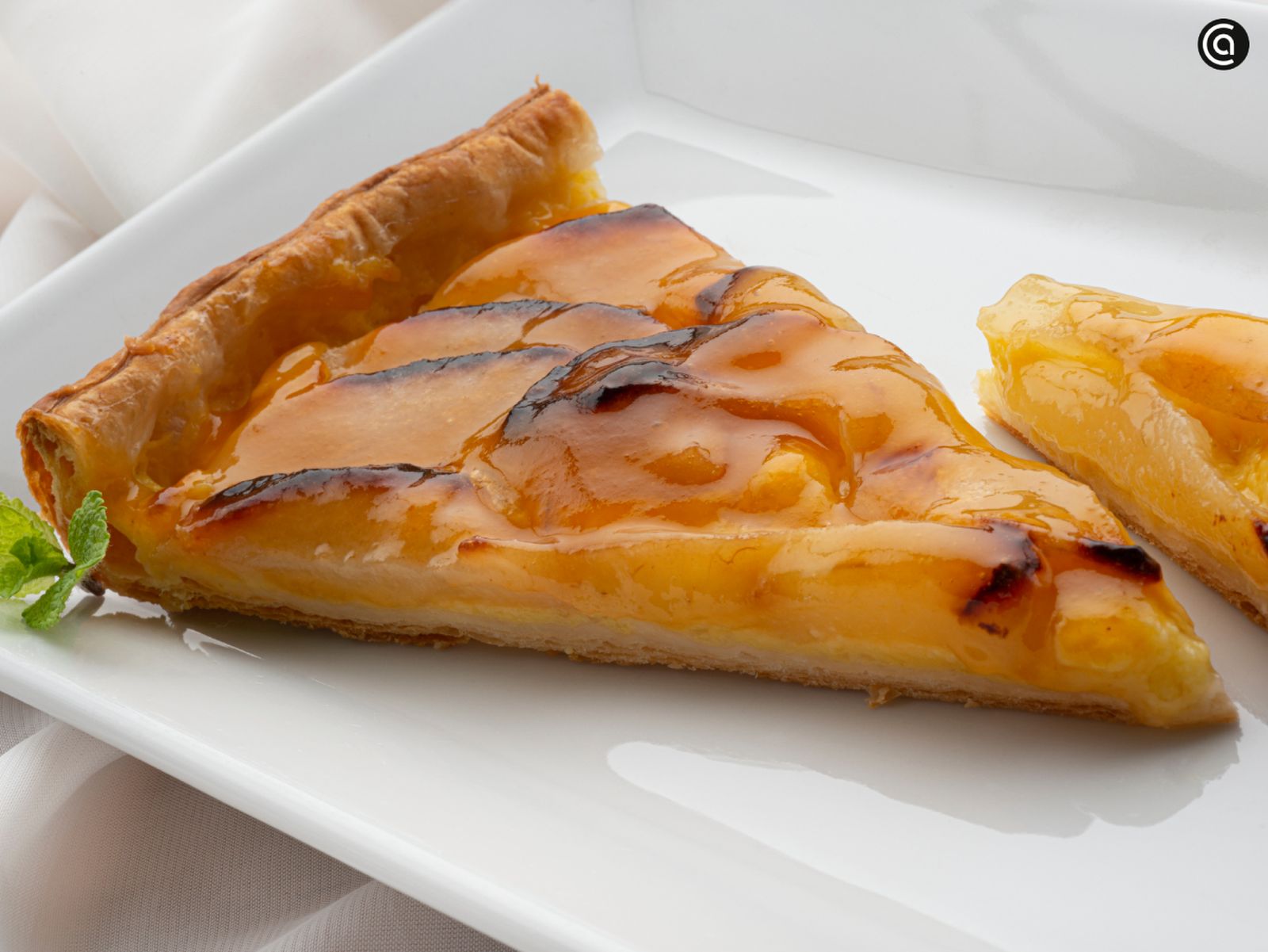 Tarta de hojaldre y pera con crema pastelera y mermelada