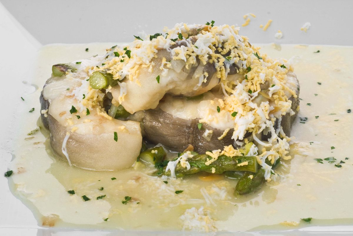 242 Congrio con salsa de berberechos