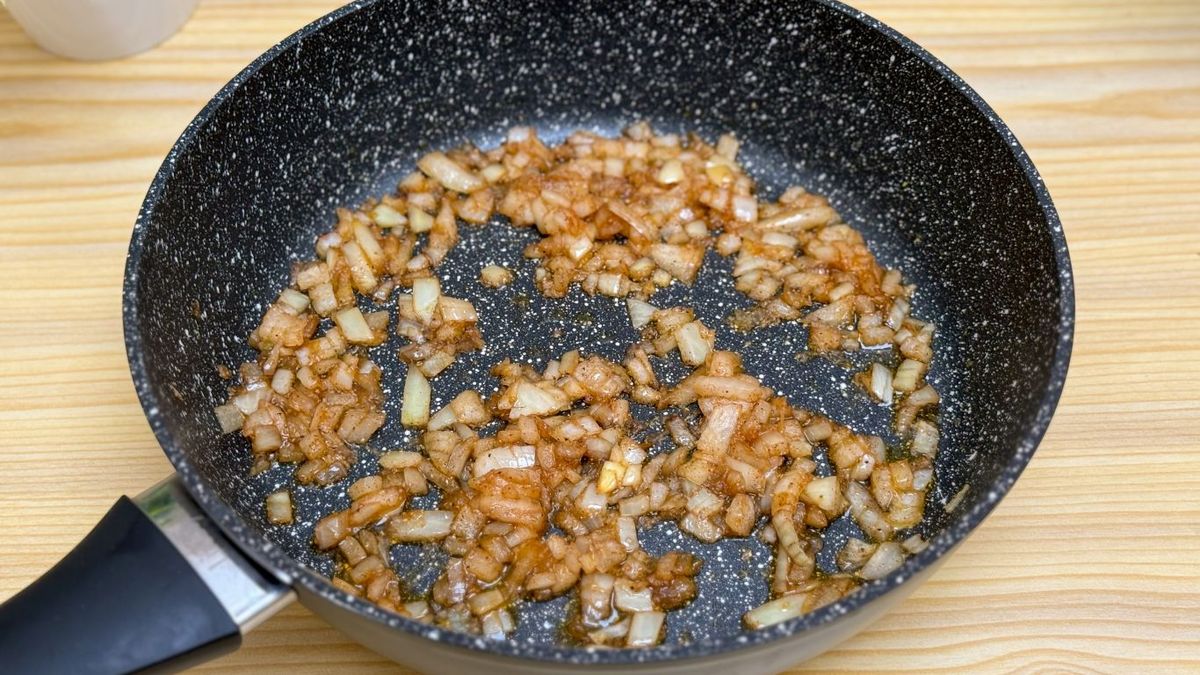Cebolla sofrita para arroz con alcachofas